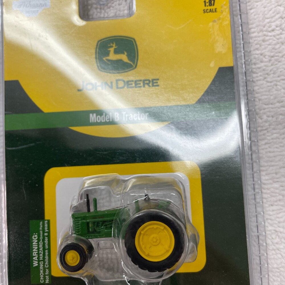 John Deere Model B Tractor  1:87 scale